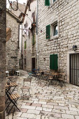 Eski Kotor şehir görünümünü. Kotor Karadağ kıyısında bir şehir ve Kotor Koyu'nda yer almaktadır.