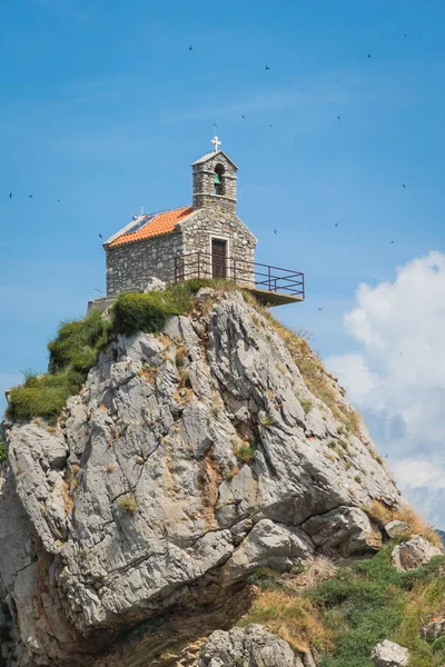 美丽的胰岛 Katic Katich Sveta Nedjelja 与教会在附近的海 Petrovac 黑山的看法 — 图库照片