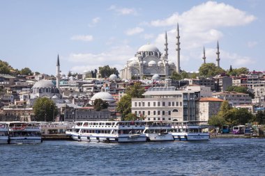 Istanbul, Türkiye - 20 Ağustos 2018: Yolcu gemileri Körfez'de Haliç, Istanbul, Türkiye.