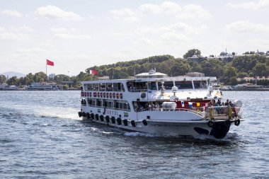 Istanbul, Türkiye - 20 Ağustos 2018: Yolcu gemileri Körfez'de Haliç, Istanbul, Türkiye.