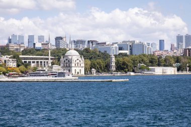Istanbul, Türkiye - 20 Ağustos 2018: Yolcu gemileri Körfez'de Haliç, Istanbul, Türkiye.