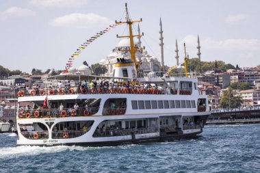 Istanbul, Türkiye - 20 Ağustos 2018: Yolcu gemileri Körfez'de Haliç, Istanbul, Türkiye.