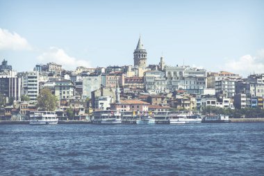 Istanbul, Türkiye - 20 Ağustos 2018: Cityscape Galata Kulesi ve Körfez Haliç, Istanbul, Türkiye.