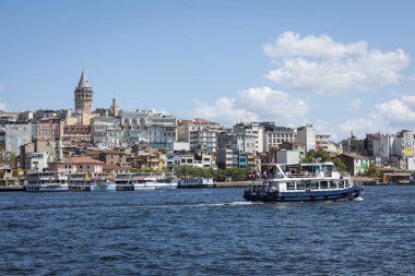 Istanbul, Türkiye - 20 Ağustos 2018: Cityscape Galata Kulesi ve Körfez Haliç, Istanbul, Türkiye.