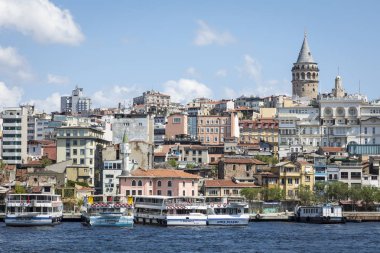 Istanbul, Türkiye - 20 Ağustos 2018: Cityscape Galata Kulesi ve Körfez Haliç, Istanbul, Türkiye.