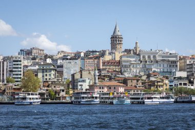 Istanbul, Türkiye - 20 Ağustos 2018: Cityscape Galata Kulesi ve Körfez Haliç, Istanbul, Türkiye.