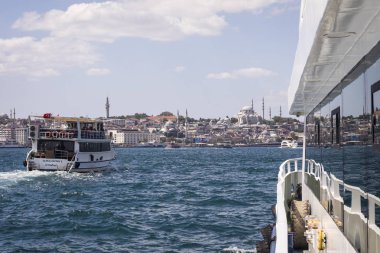 Istanbul, Türkiye - 20 Ağustos 2018: Yolcu gemileri ve yansımaları Körfez'de Haliç, Istanbul, Türkiye.