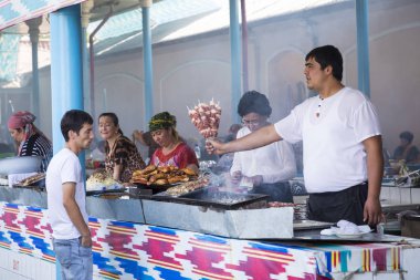 Taşkent, Özbekistan - 22 Ağustos 2018: Taşkent, Özbekistan'ın Chorsu Bazaarı insanlara.