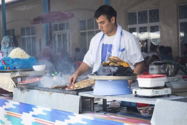 Taşkent, Özbekistan - 22 Ağustos 2018: Taşkent, Özbekistan'ın Chorsu Bazaarı insanlara.
