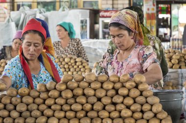 Margilan, Özbekistan - 24 Ağustos 2018: Yerel meyve ve sebze Pazar - Margilan Fergana, Özbekistan yakınındaki insanlara.