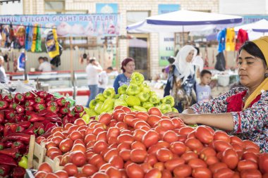 Margilan, Özbekistan - 24 Ağustos 2018: Yerel meyve ve sebze Pazar - Margilan Fergana, Özbekistan yakınındaki insanlara.