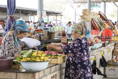 Margilan, Özbekistan - 24 Ağustos 2018: Yerel meyve ve sebze Pazar - Margilan Fergana, Özbekistan yakınındaki insanlara.