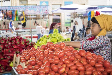 Margilan, Özbekistan - 24 Ağustos 2018: Yerel meyve ve sebze Pazar - Margilan Fergana, Özbekistan yakınındaki insanlara.