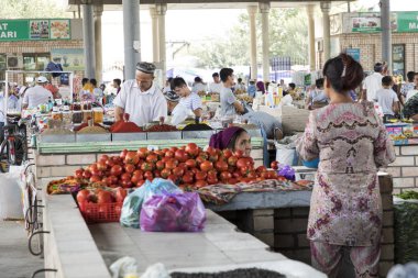 Margilan, Özbekistan - 24 Ağustos 2018: Yerel meyve ve sebze Pazar - Margilan Fergana, Özbekistan yakınındaki insanlara.