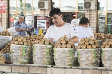 Margilan, Özbekistan - 24 Ağustos 2018: Yerel meyve ve sebze Pazar - Margilan Fergana, Özbekistan yakınındaki insanlara.