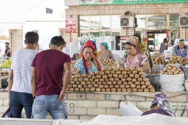 Margilan, Özbekistan - 24 Ağustos 2018: Yerel meyve ve sebze Pazar - Margilan Fergana, Özbekistan yakınındaki insanlara.