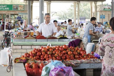Margilan, Özbekistan - 24 Ağustos 2018: Yerel meyve ve sebze Pazar - Margilan Fergana, Özbekistan yakınındaki insanlara.