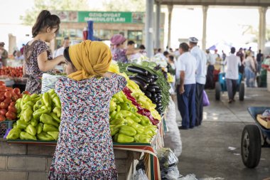 Margilan, Özbekistan - 24 Ağustos 2018: Yerel meyve ve sebze Pazar - Margilan Fergana, Özbekistan yakınındaki insanlara.
