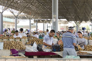 Margilan, Özbekistan - 24 Ağustos 2018: Yerel meyve ve sebze Pazar - Margilan Fergana, Özbekistan yakınındaki insanlara.