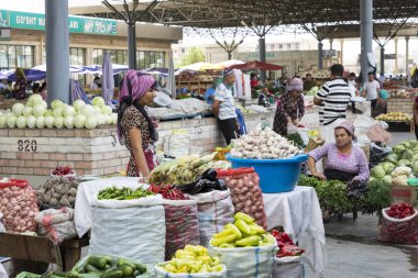 Margilan, Özbekistan - 24 Ağustos 2018: Yerel meyve ve sebze Pazar - Margilan Fergana, Özbekistan yakınındaki insanlara.