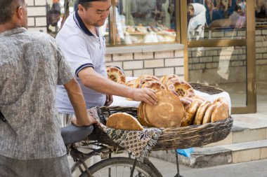 Margilan, Özbekistan - 24 Ağustos 2018: içinde belgili tanımlık çarşı - Margilan Fergana, Özbekistan yakınındaki satılan Ulusal düz özbek ekmek. 