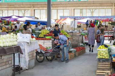 Margilan, Özbekistan - 24 Ağustos 2018: Yerel meyve ve sebze Pazar - Margilan Fergana, Özbekistan yakınındaki insanlara.