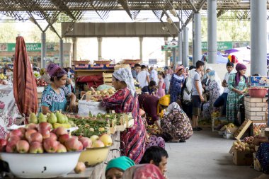 Margilan, Özbekistan - 24 Ağustos 2018: Yerel meyve ve sebze Pazar - Margilan Fergana, Özbekistan yakınındaki insanlara.