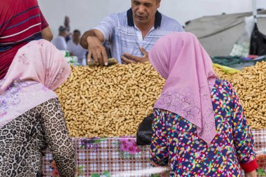 Margilan, Özbekistan - 24 Ağustos 2018: Yerel meyve ve sebze Pazar - Margilan Fergana, Özbekistan yakınındaki insanlara.