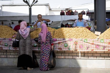 Margilan, Özbekistan - 24 Ağustos 2018: Yerel meyve ve sebze Pazar - Margilan Fergana, Özbekistan yakınındaki insanlara.