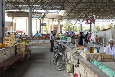 Margilan, Özbekistan - 24 Ağustos 2018: Yerel meyve ve sebze Pazar - Margilan Fergana, Özbekistan yakınındaki insanlara.