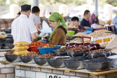 Margilan, Özbekistan - 24 Ağustos 2018: Yerel meyve ve sebze Pazar - Margilan Fergana, Özbekistan yakınındaki insanlara.