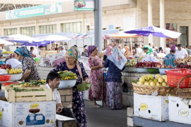 Margilan, Özbekistan - 24 Ağustos 2018: Yerel meyve ve sebze Pazar - Margilan Fergana, Özbekistan yakınındaki insanlara.