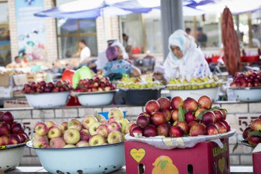 Margilan, Özbekistan - 24 Ağustos 2018: Yerel meyve ve sebze Pazar - Margilan Fergana, Özbekistan yakınındaki insanlara.