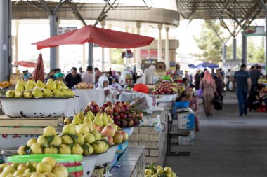 Margilan, Özbekistan - 24 Ağustos 2018: Yerel meyve ve sebze Pazar - Margilan Fergana, Özbekistan yakınındaki insanlara.