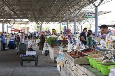 Margilan, Özbekistan - 24 Ağustos 2018: Yerel meyve ve sebze Pazar - Margilan Fergana, Özbekistan yakınındaki insanlara.
