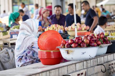 Margilan, Özbekistan - 24 Ağustos 2018: Yerel meyve ve sebze Pazar - Margilan Fergana, Özbekistan yakınındaki insanlara.