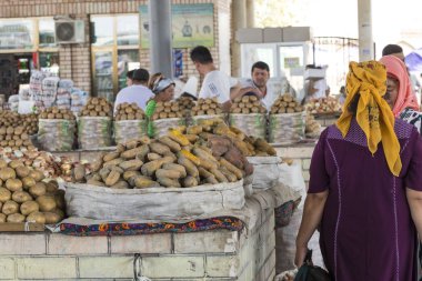 Margilan, Özbekistan - 24 Ağustos 2018: Yerel meyve ve sebze Pazar - Margilan Fergana, Özbekistan yakınındaki insanlara.