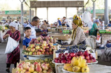Margilan, Özbekistan - 24 Ağustos 2018: Yerel meyve ve sebze Pazar - Margilan Fergana, Özbekistan yakınındaki insanlara.