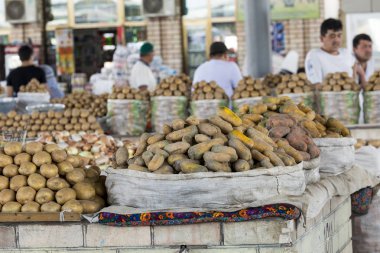 Margilan, Özbekistan - 24 Ağustos 2018: Yerel meyve ve sebze Pazar - Margilan Fergana, Özbekistan yakınındaki insanlara.