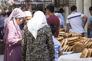 Margilan, Özbekistan - 24 Ağustos 2018: içinde belgili tanımlık çarşı - Margilan Fergana, Özbekistan yakınındaki satılan Ulusal düz özbek ekmek. 
