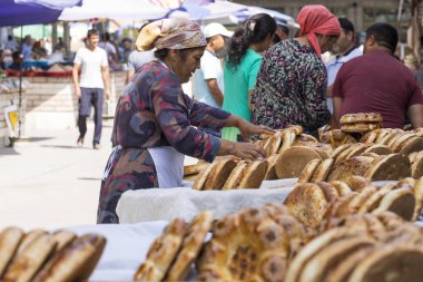 Margilan, Özbekistan - 24 Ağustos 2018: içinde belgili tanımlık çarşı - Margilan Fergana, Özbekistan yakınındaki satılan Ulusal düz özbek ekmek. 