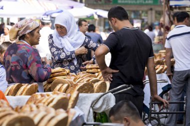 Margilan, Özbekistan - 24 Ağustos 2018: içinde belgili tanımlık çarşı - Margilan Fergana, Özbekistan yakınındaki satılan Ulusal düz özbek ekmek. 