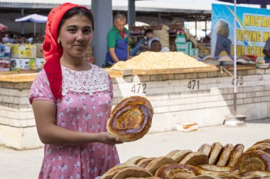 Margilan, Özbekistan - 24 Ağustos 2018: içinde belgili tanımlık çarşı - Margilan Fergana, Özbekistan yakınındaki satılan Ulusal düz özbek ekmek. 