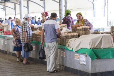 Taşkent, Özbekistan - 22 Ağustos 2018: Taşkent, Özbekistan'ın Chorsu Bazaarı insanlara.