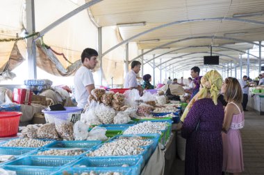 Taşkent, Özbekistan - 22 Ağustos 2018: Taşkent, Özbekistan'ın Chorsu Bazaarı insanlara.