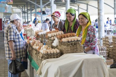 Taşkent, Özbekistan - 22 Ağustos 2018: Taşkent, Özbekistan'ın Chorsu Bazaarı insanlara.
