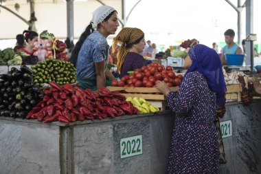 Taşkent, Özbekistan - 22 Ağustos 2018: Taşkent, Özbekistan'ın Chorsu Bazaarı insanlara.
