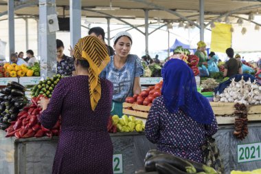 Taşkent, Özbekistan - 22 Ağustos 2018: Taşkent, Özbekistan'ın Chorsu Bazaarı insanlara.