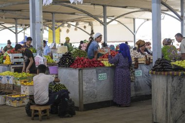 Taşkent, Özbekistan - 22 Ağustos 2018: Taşkent, Özbekistan'ın Chorsu Bazaarı insanlara.