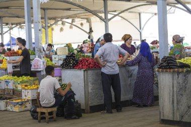 Taşkent, Özbekistan - 22 Ağustos 2018: Taşkent, Özbekistan'ın Chorsu Bazaarı insanlara.